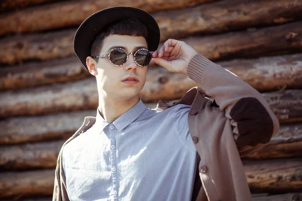 Atraente hipster jovem em óculos de sol, chapéu e casual desgaste o — Fotografia de Stock