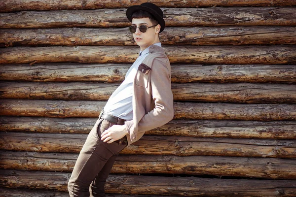 Atractivo joven hipster en gafas de sol, sombrero y ropa casual o — Foto de Stock