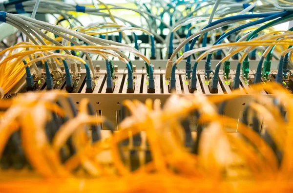 Fiber Optic kabels aangesloten op een optische poorten en Utp netwerk c — Stockfoto