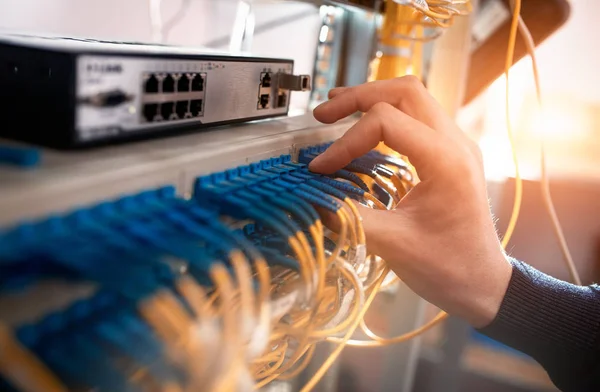 De ingenieur in een verwerking van gegevens van Isp Internet Service center — Stockfoto