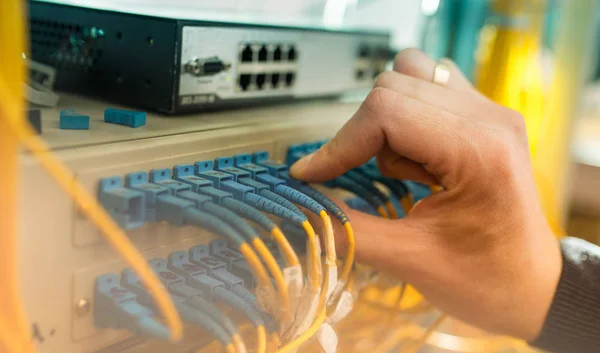 Der Ingenieur in einem Rechenzentrum des isp internet service — Stockfoto