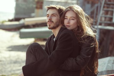 Genç hipster kaç stpring güneşli bir gün sahilde poz içinde. Ben