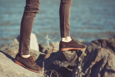 Kahverengi deri moda hipster adamın ayağından Vintage Fotoğraf dava