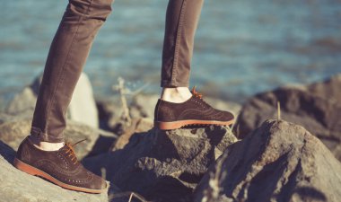 Kahverengi deri moda hipster adamın ayağından Vintage Fotoğraf dava