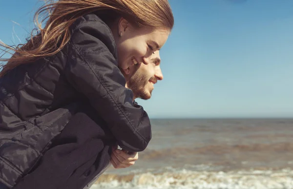 Jonge hipster paar poseren in de buurt van de zee in zonnige lente — Stockfoto