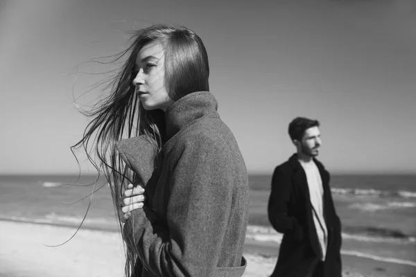 Joven pareja hipster posando cerca del mar en primavera día soleado — Foto de Stock