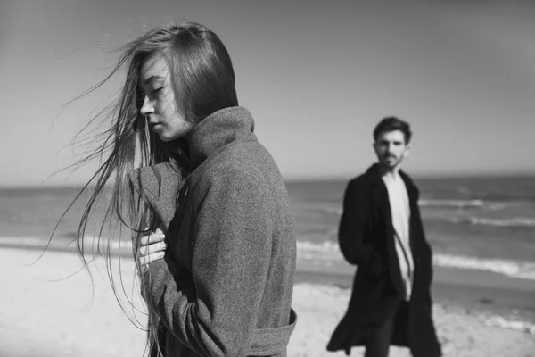 Young hipster couple posing near the sea in spring sunny day — Stock Photo, Image