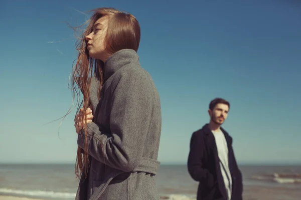 Joven pareja hipster posando cerca del mar en primavera día soleado — Foto de Stock