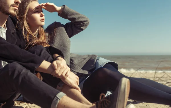 Para młoda hipster pozowanie w pobliżu morza w słoneczny dzień wiosny — Zdjęcie stockowe