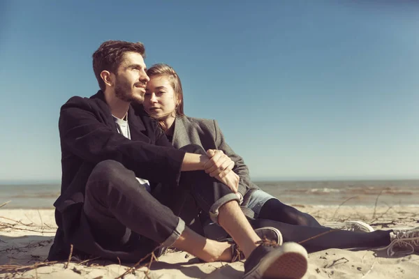 Unga hipster par i stpring solig dag poserar på stranden. Jag — Stockfoto