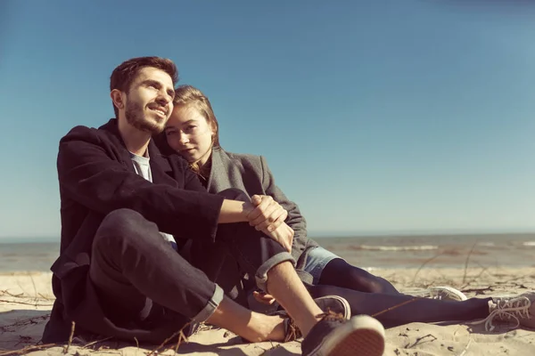 Jeune couple hipster dans une journée ensoleillée stpring posant sur la plage . — Photo