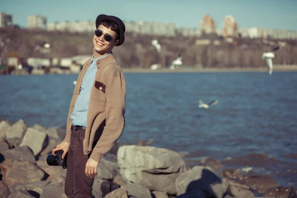 Glad ung hipster man tar foton nära havet — Stockfoto