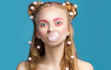 Pi üfleme genç trendy saç modeli genç komik sarışın kadınla