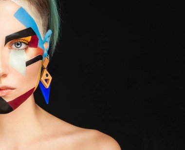 Sanat makyaj. Güzel bir kadınla yaratıcı makyaj siyah ba