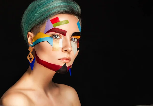 Maquillaje artístico. Hermosa mujer con maquillaje creativo sobre bblue ba — Foto de Stock