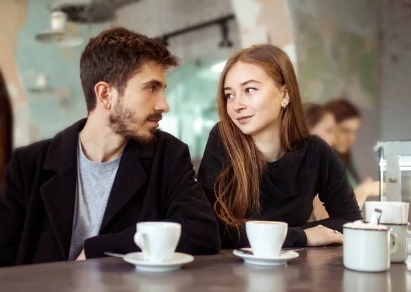 Νέοι ευτυχισμένη hipster ζευγάρι στην αγάπη που χρονολογείται σε μια καφετέρια. Δρίνο — Φωτογραφία Αρχείου