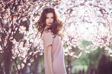 Genç güzel Moda Bayan yakınındaki poz açık portresi