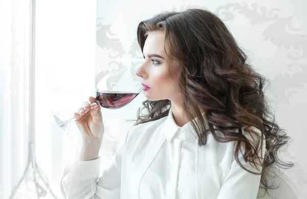 Portret piękne eleganckie kobiety z długie kręcone włosy drinkin — Zdjęcie stockowe