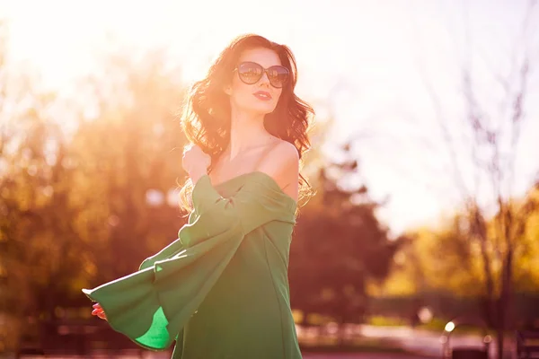 Schöne Mode elegante Frau posiert im Sommer Garten im Trend — Stockfoto