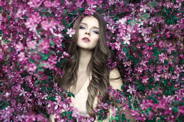 ロマンチックなピンクで美しいエレガントな女性像を閉じる — ストック写真