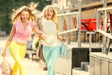 İki güzel kız shopping mall yakınındaki sokağın ortasında poz. Hap'ı