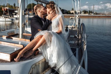 Çift düğün bir yatta sarılıyor. Güzellik gelinle damat. B