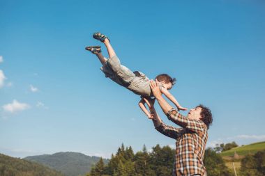 Mutlu baba ve oğlu eğleniyor ve doğanın keyfini. Karpat 