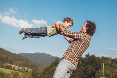 Mutlu baba ve oğlu eğleniyor ve doğanın keyfini. Karpat 
