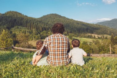 Mutlu baba ve oğlu eğleniyor ve doğanın keyfini. Karpat 