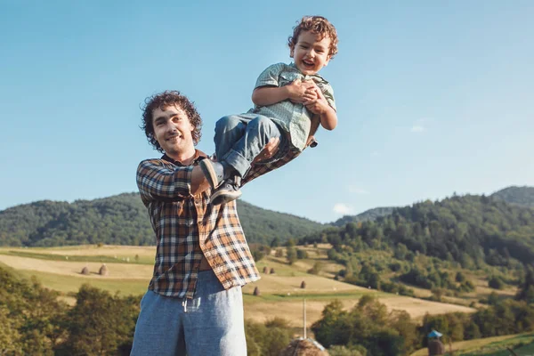 Lycklig far och son har kul och njuter av naturen. Karpaterna — Stockfoto