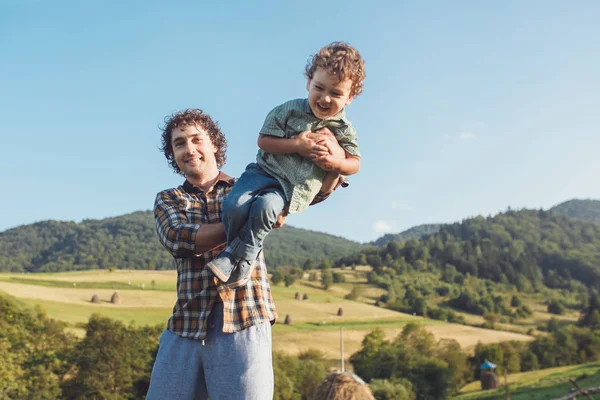 Lycklig far och son har kul och njuter av naturen. Karpaterna — Stockfoto