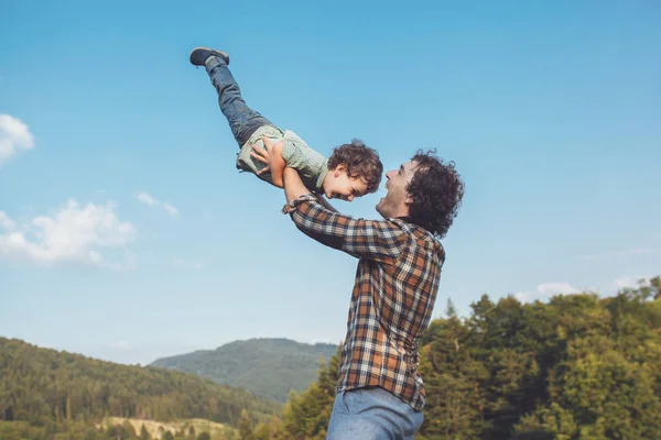 Lycklig far och son har kul och njuter av naturen. Karpaterna — Stockfoto