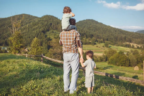 Lycklig far och son har kul och njuter av naturen. Karpaterna — Stockfoto