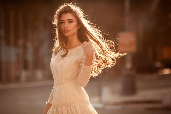 Όμορφη νεαρή κοπέλα με μακρά υγιή μαλλιά και χαριτωμένο φόρεμα — Φωτογραφία Αρχείου