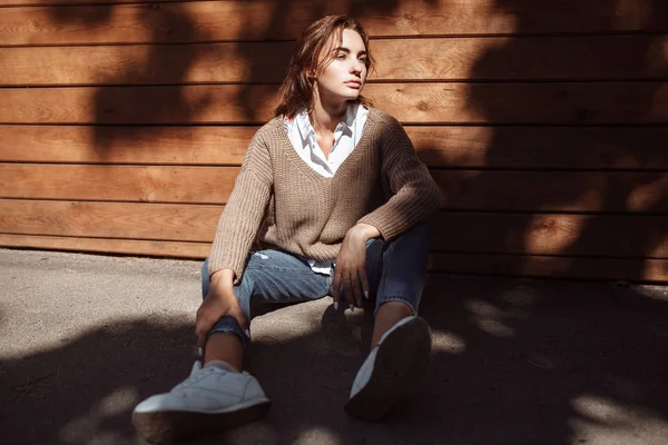 Ritratto di moda di giovane donna hipster seduta sul retro in legno — Foto Stock