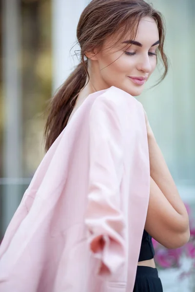 Young and fresh beautiful woman with naked shoulders in pleated — Stock Photo, Image