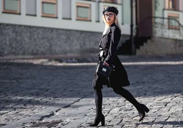 Mujer de moda en gorra de cuero negro, gafas de moda y labios rojos . —  Fotos de Stock