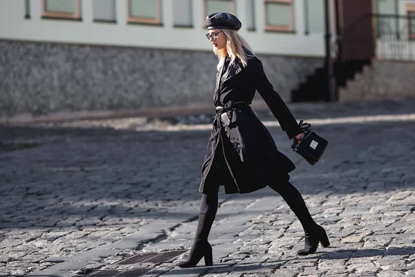 Femme de mode en cuir noir, lunettes tendance et lèvres rouges . — Photo