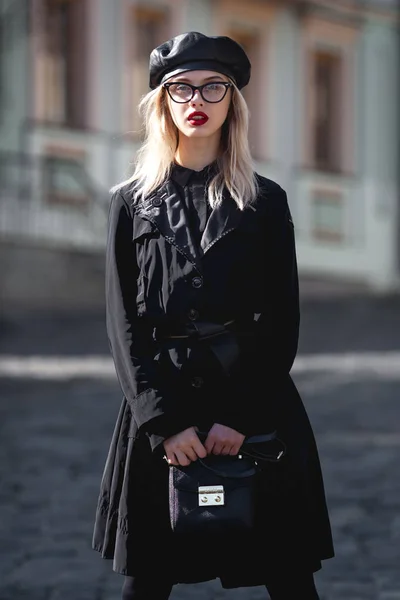 Femme de mode en cuir noir, lunettes tendance et lèvres rouges . — Photo