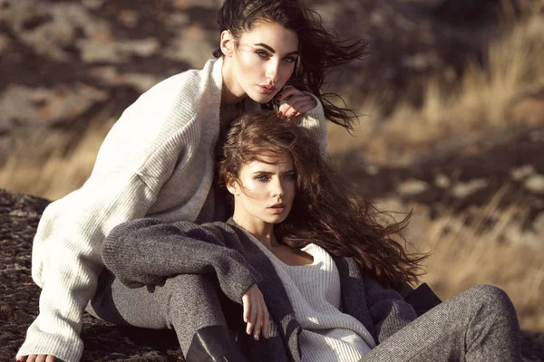 Retrato de moda al aire libre de dos hermosas señoras elegantes en tren — Foto de Stock