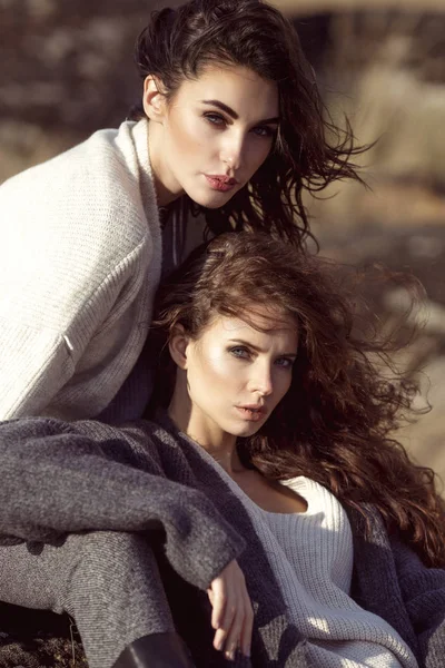 Retrato de moda al aire libre de dos hermosas señoras elegantes en tren — Foto de Stock