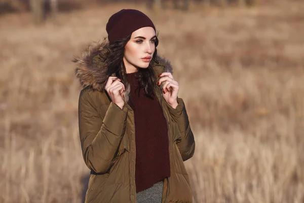 Mooie jonge meisje in haar warme Winter mode-kleding. Down — Stockfoto