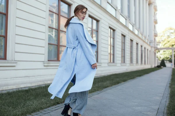 Mooie stijlvolle jongedame wandelen in de straat in blauwe vacht, au — Stockfoto
