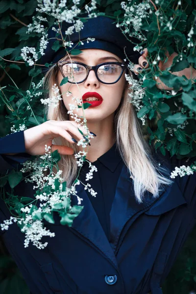 Moda close up retrato de mulher loira jovem elegante com vermelho — Fotografia de Stock
