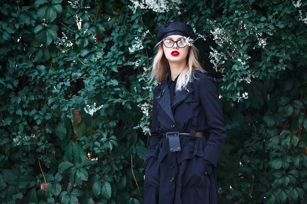 Moda retrato de cerca de la mujer rubia joven con estilo con rojo — Foto de Stock