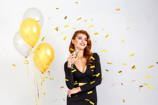 Porträtt av glada vackra eleganta kvinnan med gyllene ballonger c — Stockfoto