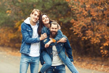 Casual kot pantolon ve ceket ayakta giymiş şık genç şirket 