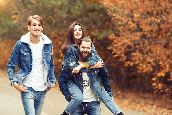 Elegante empresa joven, con pantalones vaqueros casuales y chaqueta de pie — Foto de Stock