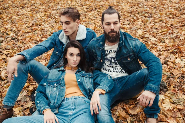 Företag av unga mode människor bär i casual jeans kläder, — Stockfoto