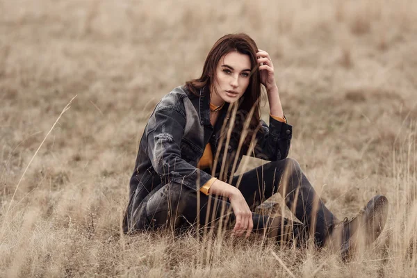 Portret van de levensstijl van de jonge vrouw mode in trendy casual jeans — Stockfoto